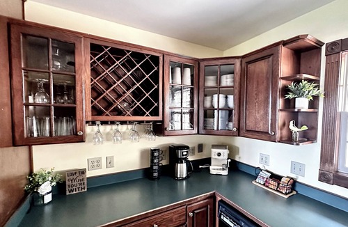 Medford Cottage | Wake to breathtaking sunrises over the rolling hills! Relax by the fire under the stars, & sunset dinners beneath fragrant wisteria pergola. Surrounded by wineries and minutes from historic Jacksonville. Charm, convenience & budget friendly.