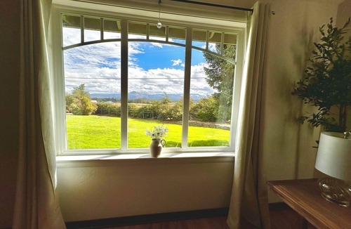Medford Cottage | Wake to breathtaking sunrises over the rolling hills! Relax by the fire under the stars, & sunset dinners beneath fragrant wisteria pergola. Surrounded by wineries and minutes from historic Jacksonville. Charm, convenience & budget friendly.