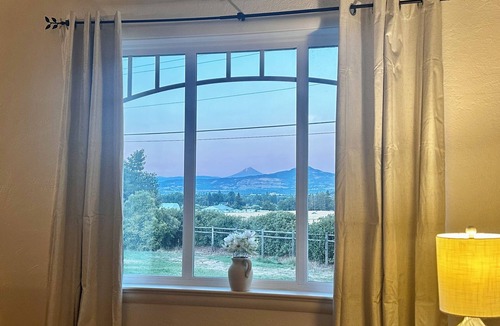 Medford Cottage | Wake to breathtaking sunrises over the rolling hills! Relax by the fire under the stars, & sunset dinners beneath fragrant wisteria pergola. Surrounded by wineries and minutes from historic Jacksonville. Charm, convenience & budget friendly.