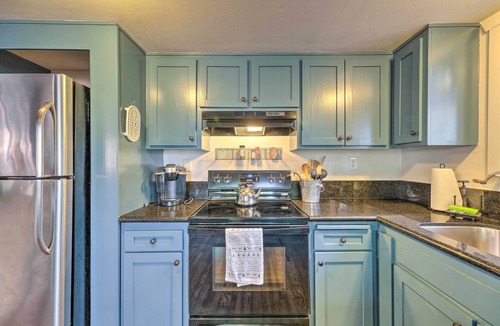 Arnold Cottage | Walk Downtown: Arnold Cabin w/Large Deck!
