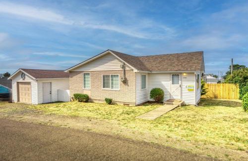 Lincoln City House | Walk to Beach Game Room Fun Oceanlake Cottage Sleeps 4