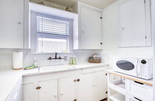 Lincoln City Cottage | Walk to Beach + Game Room Fun | Oceanlake Cottage Sleeps 4