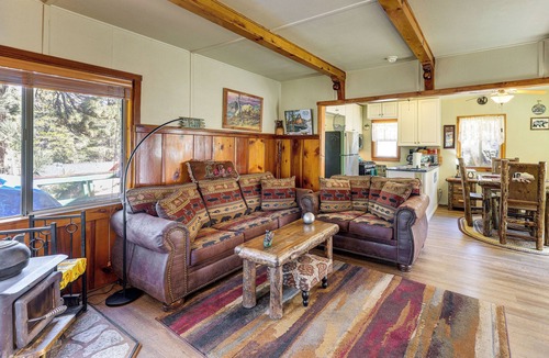 Boulder Bay Cabin | Walk to Big Bear Lake & Marina: Cozy Cabin w/Deck