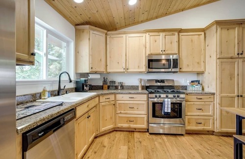 Twain Harte Cabin | Walk to Downtown, 2 King Beds w/AC, Dogs