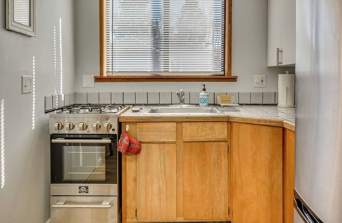Siskiyou-Hargadine Historic District Apartment | Walk to Dtwn Ashland! Couple's Retreat w/Yard