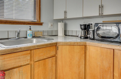 Siskiyou-Hargadine Historic District Apartment | Walk to Dtwn Ashland! Couple's Retreat w/Yard