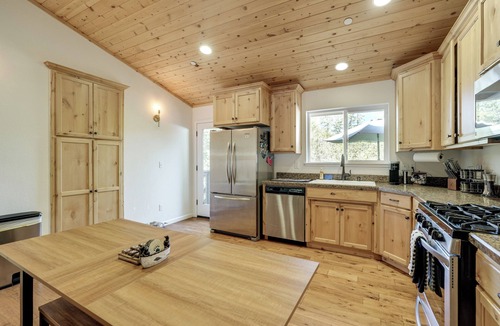 Twain Harte Cottage | Walk to Dtwn: Charming Family Cabin in Twain Harte
