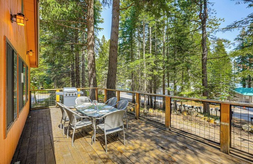 Prattville Cabin | Walk to Lake Almanor: Prattville Cabin w/2 Decks!