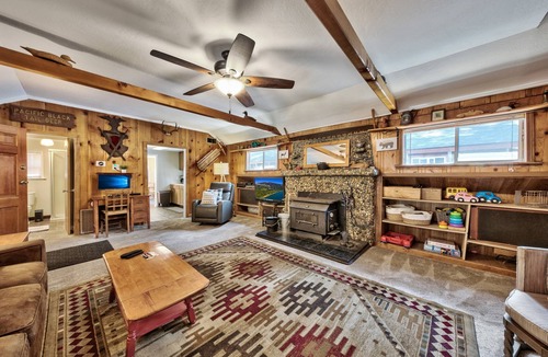 Bijou Pines Cabin | Walk to Lake, Dog and Family Friendly, Tesla EV Charger, HotTub, 3bd 3bath