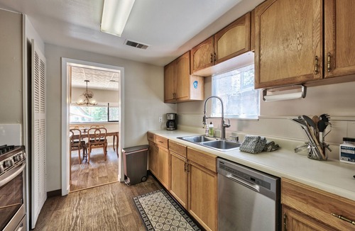 Bijou Pines Cabin | Walk to Lake, Dog and Family Friendly, Tesla EV Charger, HotTub, 3bd 3bath