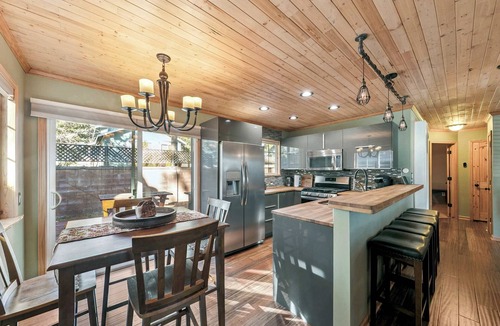 Al Tahoe House | Walk to Lake Tahoe + Private Hot Tub