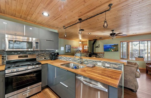 Al Tahoe House | Walk to Lake Tahoe + Private Hot Tub