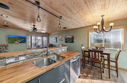 Al Tahoe House | Walk to Lake Tahoe + Private Hot Tub