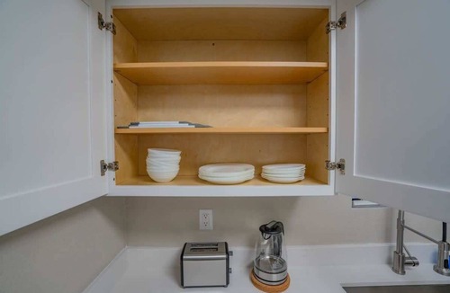 Cox Heights Apartment | Walk to Old Town: Gym, Pool, W/D, Pkg & Balcony