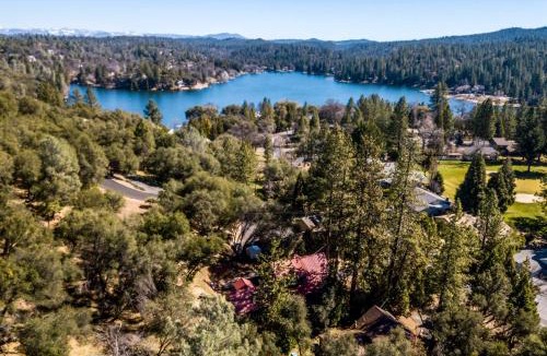 Groveland House | Walk to Pine Mountain Lake: Spacious Family Cabin