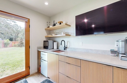 Myrtle Creek Apartment | Walk to River: Myrtle Creek Studio Near I-5