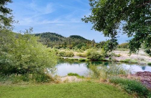 Myrtle Creek Apartment | Walk to River: Myrtle Creek Studio Near I-5