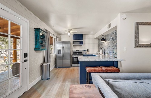 Cave Creek Vista Apartment | Walk to Shops Restaurants Coffee Live Music