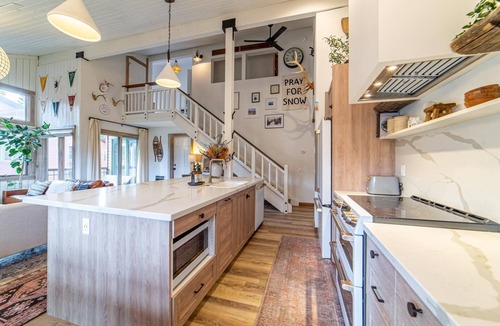 Mammoth Lakes Cabin | Walk to Ski, Modern, Rustic Mammoth Condo w/Mountain Views & Spa - #490