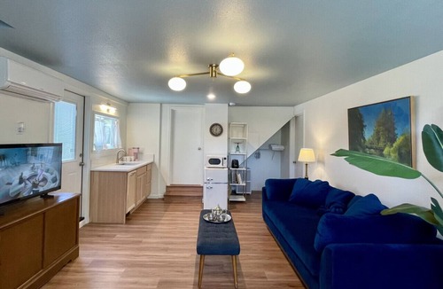 Cal Young House | Walk to Stadium, shops. Free parking. Fast wifi. With kitchenette