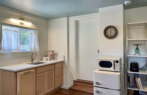 Cal Young House | Walk to Stadium, shops. Free parking. Fast wifi. With kitchenette