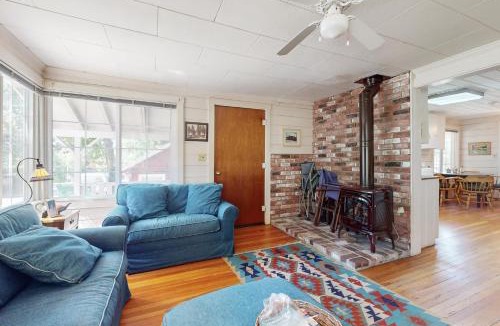 Quincy House | Walk to Town! Dog-Friendly Quincy Getaway w/Deck