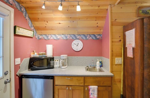 Butte Meadows Apartment | Walk to Trails & Butte Creek: Cozy Retreat w/Deck