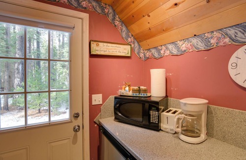 Butte Meadows Apartment | Walk to Trails & Butte Creek: Cozy Retreat w/Deck