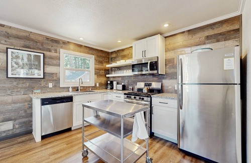 Lakeside Park Cabin | Walkable home just 3 blocks to Heavenly Village w/hot tub & firepit