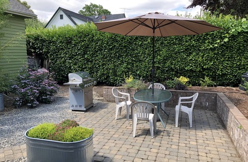 Sellwood-Moreland House | Walking distance to everything in Sellwood - close to downtown & hospitals!
