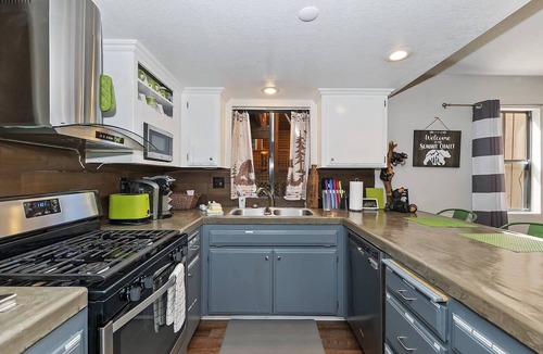 Summit Estates Condo | Walking Distance to Snow Summit Ski Resort! Beautifully Updated 3 BED 2 BATH! Wood Burning Fireplace! Smart TVs w/Streaming Services!