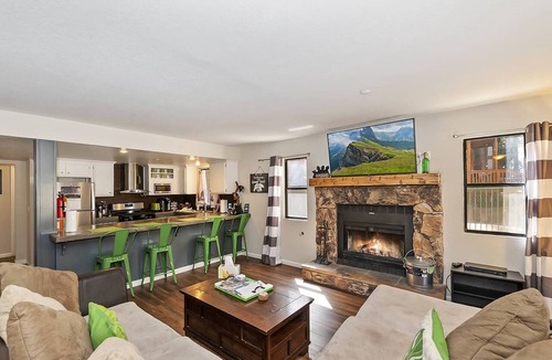 Summit Estates Condo | Walking Distance to Snow Summit Ski Resort! Beautifully Updated 3 BED 2 BATH! Wood Burning Fireplace! Smart TVs w/Streaming Services!