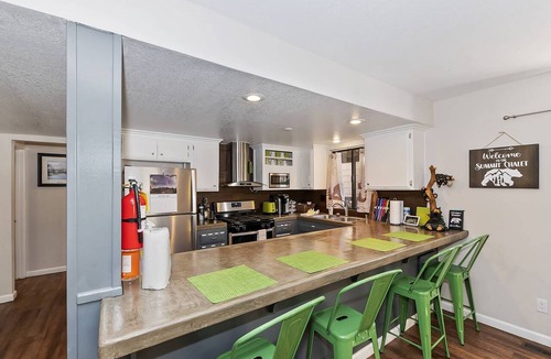 Summit Estates Condo | Walking Distance to Snow Summit Ski Resort! Beautifully Updated 3 BED 2 BATH! Wood Burning Fireplace! Smart TVs w/Streaming Services!