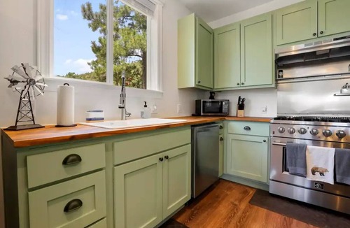 Strawberry Cabin | Wandering Pines - Scenic and peaceful getaway