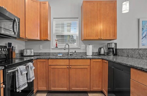 Salem House | Warm & Welcoming Solar Home on Keizer Quiet Lane