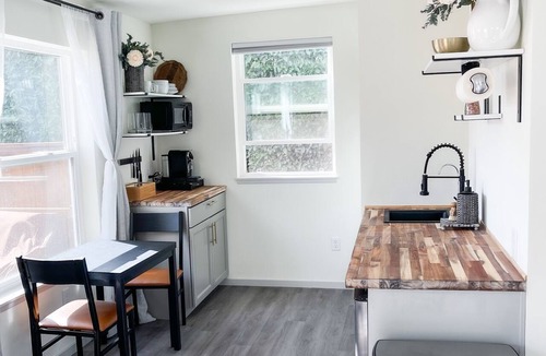 Springfield Apartment | Washburne Studio: King size comfort and private Hot tub