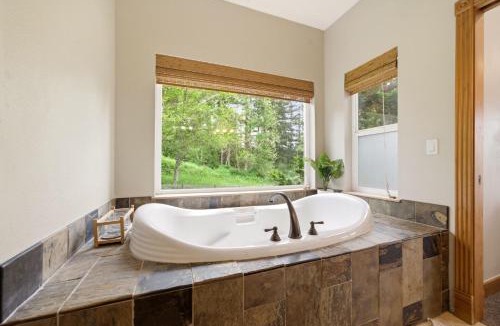 Washougal House | Washougal 4BR - Hot Tub Sauna Private 5 Acres