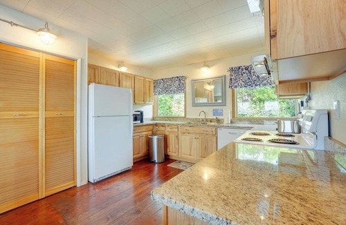Barview House | Waterfront Coos Bay Retreat w/Kayaks!