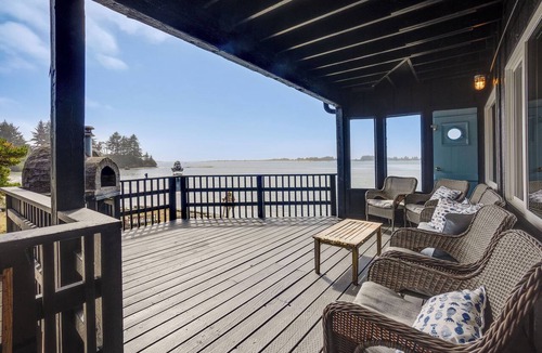 Barview House | Waterfront Coos Bay Retreat w/Kayaks!