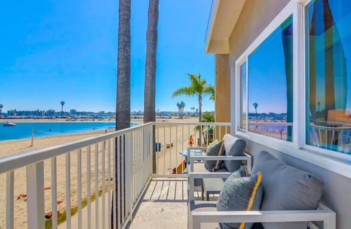 Central Mission Beach Apartment | WaterFront * Exclusive View Patio * Top Level * A/C