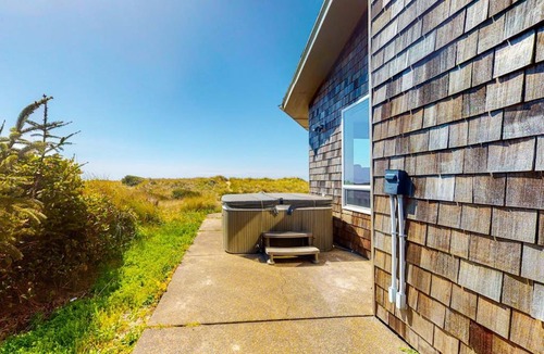 Bayshore House | Waterfront Home withPrivate Hot Tub Ping-Pong Free WiFi & washer&dryer