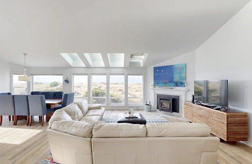 Bayshore House | Waterfront Home withPrivate Hot Tub Ping-Pong Free WiFi & washer&dryer
