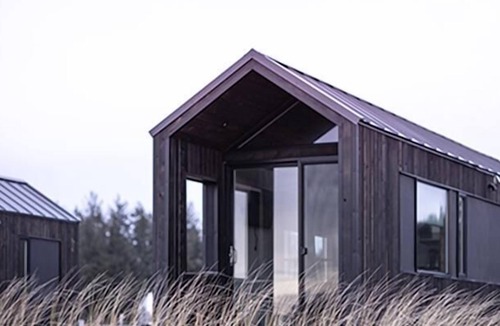 Coos Bay Cabin | Waterfront Kamp Haus - Our Kamp Haus cabins are well appointed and cozy within an efficient layout designed for up to 2 guests to stay in comfort.