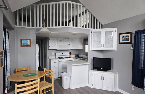 Walnut Grove Cabin | Waterfront Loft Cottage on the Delta - Sleeps 5 - Fishing at Snug Harbor