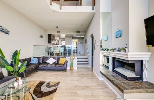 Marina Pacifica Condo | Waterfront Long Beach Condo w/Pool Access!