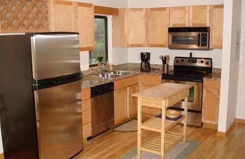 Old Town Chinatown Condo | Waterfront Panoramic Views Downtown PDX 2bd 2BA