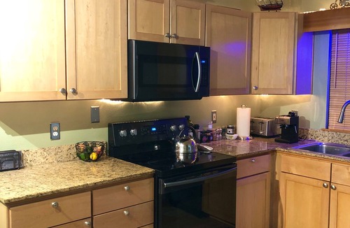 Old Town Chinatown Condo | Waterfront Pearl Condo with Awesome River Views, w/Parking