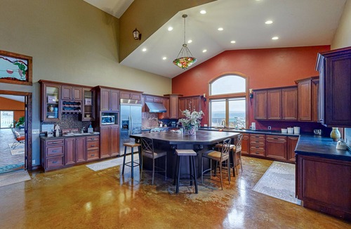 Dallesport House | Waterfront vineyard estate with private pool and incredible Gorge views