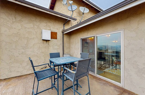 Dallesport House | Waterfront vineyard estate with private pool and incredible Gorge views