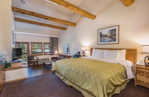 Bass Lake Hotel | Waterside Retreat with Breakfast (Select Stays) Steps from Bass Lake Recreation